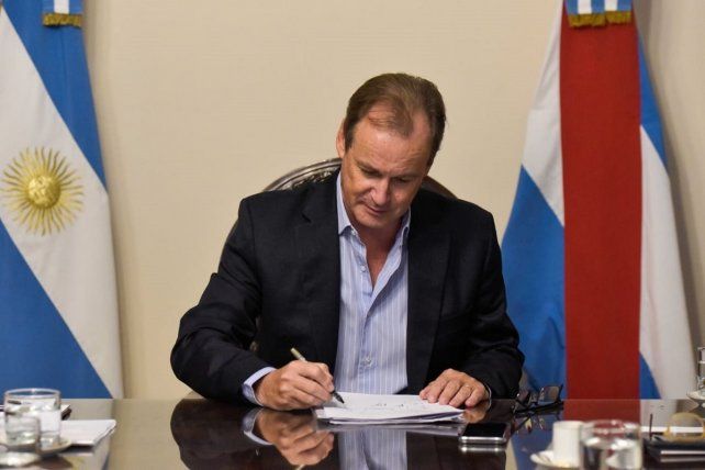 El gobernador Gustavo Bordet firmó esta mañana el decreto con el asueto, vinculado al coronavirus.