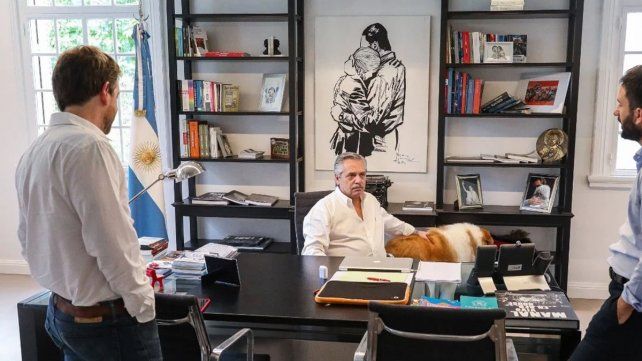 Alberto Fernández, junto a su perro Dylan, trabajando en Olivos.