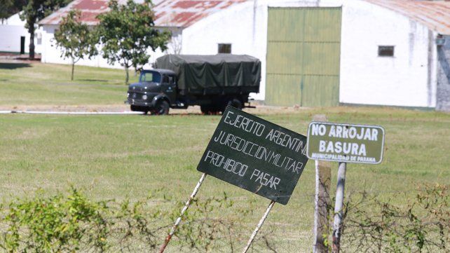 Tiendas de campaña en el ejército cuarentena por Corona virus