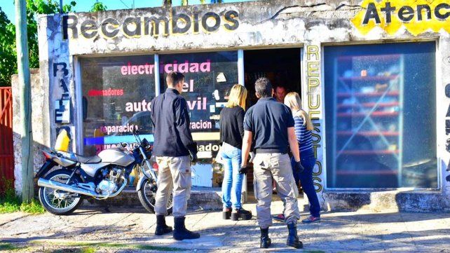 Procedimiento policial en un comercio de Concordia por no respetar el aislamiento.