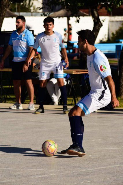 Rudolf dejó el fútbol por un lado. Ahora despunta el vicio jugando al futsal en Mariano Moreno.