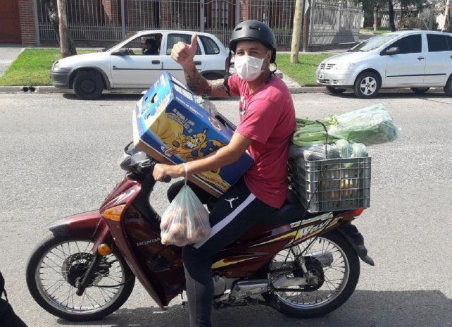 Bien cargado. Lucas Ventura saliendo a repartir. La moto le quedó chica al defensor de Belgrano.