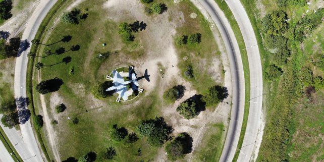 El avión Camberra es un homenaje a los caídos y excombatientes de la Guerra de Malvinas que padeció el pueblo argentino en 1982