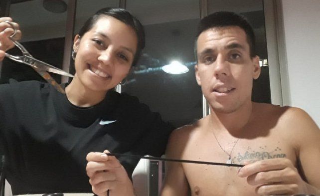 Por el coronavirus hace barbijos para ayudar en el medio de la pandemia