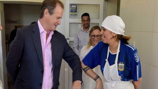 Bordet saluda con el codo a una cocinera. (Foto: Gobierno de Entre Ríos)