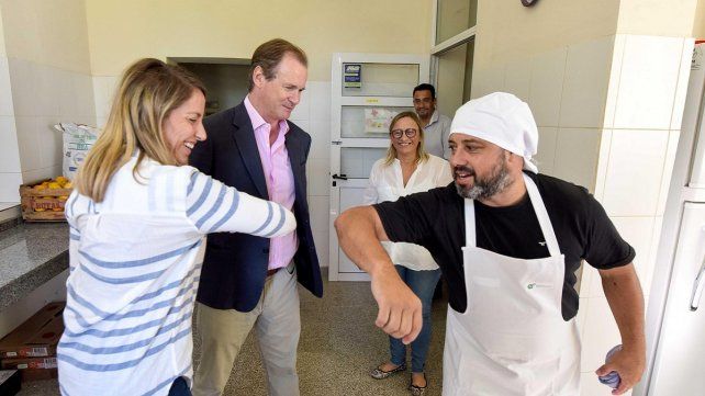 Tras saludar a los cocineros, anunciaron el aumento para los comedores escolares. (Foto: Gobierno de Entre Ríos)