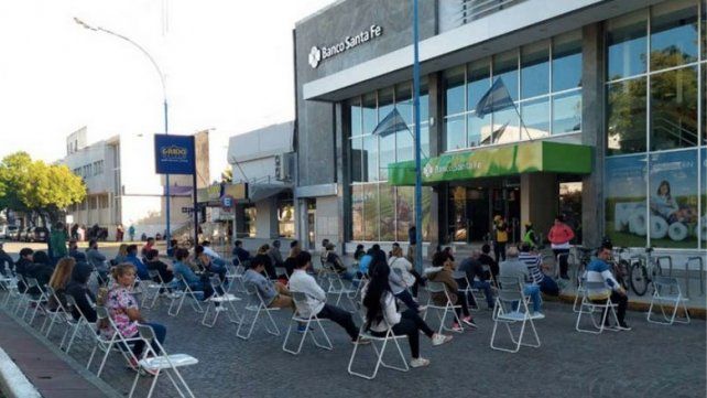 El Banco Santa Fe Sucursal Rafaela organizó la cola con sillas.