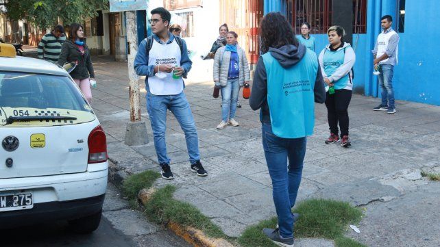 Voluntarios frente a la sede del Banco de Entre Ríos de calle La Rioja.