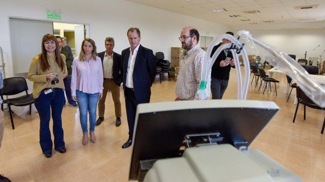 Bordet observó los respiradores en el Hospital de la Baxada.