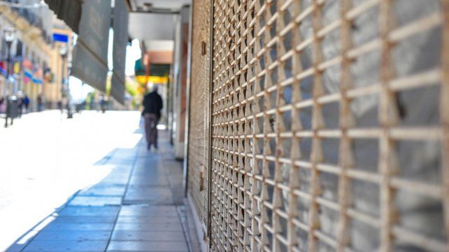 Uno de los comercios con persianas bajas en la Peatonal de Paraná