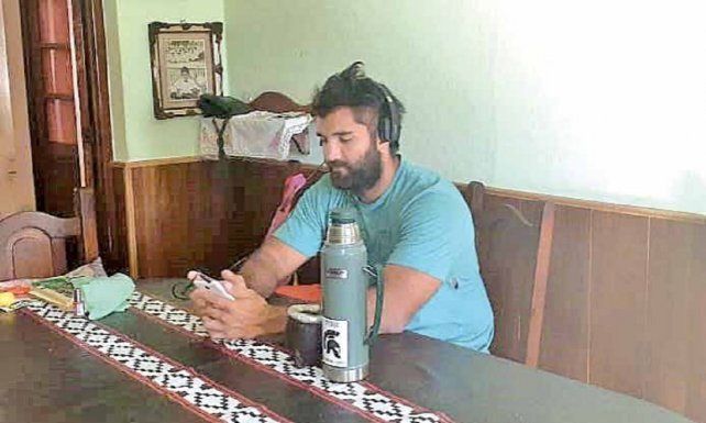 Por la cuarentena Suárez realiza videoconferencias desde la casa