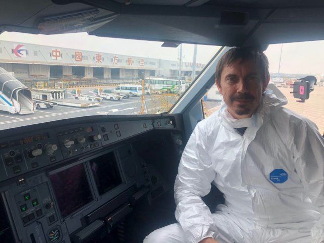 José en China con el traje de seguridad sanitaria.