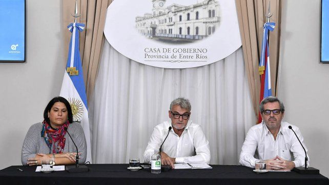 Los funcionarios en la conferencia dominical.
