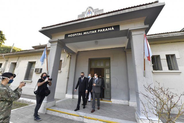 Bordet y Rossi, tras la recorrida por el hospital. 