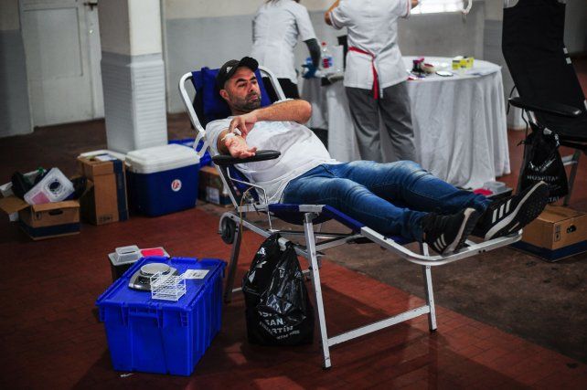 En Cuarentena, Tony Fontana DT de Atlético Paraná donó sangre