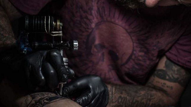 Los tatuadores siempre usuaron medidas de seguridad.