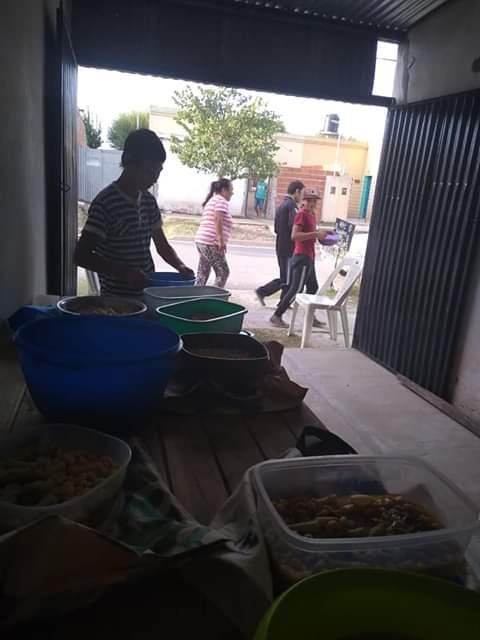 Los vecinos saben que pueden retirar un plato de comida.
