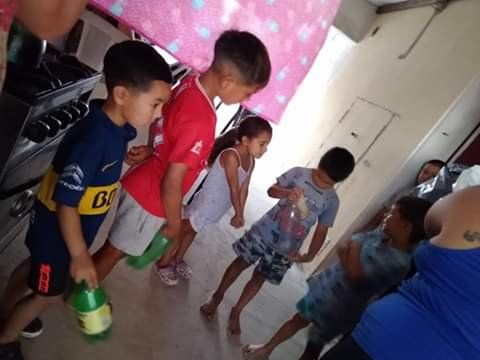 En verano niños y niñas llegan con las botellas para llevarse la leche.