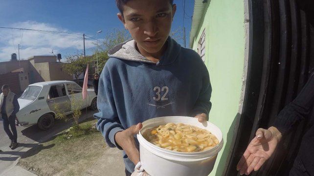 El chico se encargó de retirar el guiso para su familia.