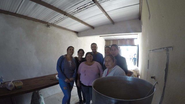 Chuni junto con los colaboradores del merendero.