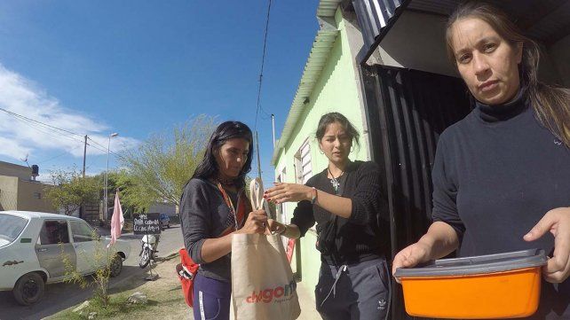 El viernes cocinaron guiso para los vecinos.