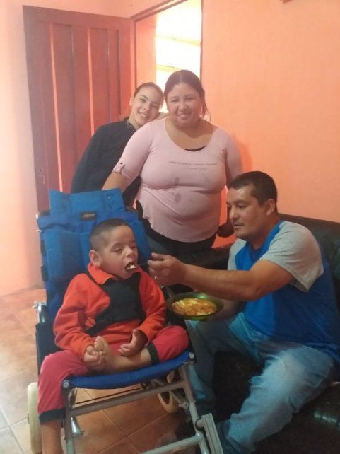 Chuni junto con su familia luego de cocinar el guiso solidario.