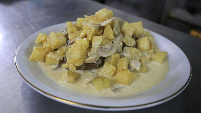 Carne roja con papas a la crema.