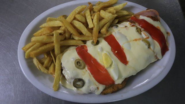 Milanesa a la pizza con papas fritas.