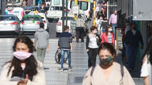La semana comenzó con mucha gente circulando en la peatonal de Paraná.