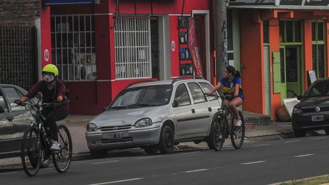 Este miércoles dos mujeres circulando en sus bicicletas por avenida Ramírez.