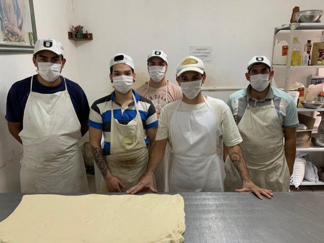 Producción. Juntos elaboraron 70 kilos de pan y galletas, y 10 kilos de facturas y bizcochos.