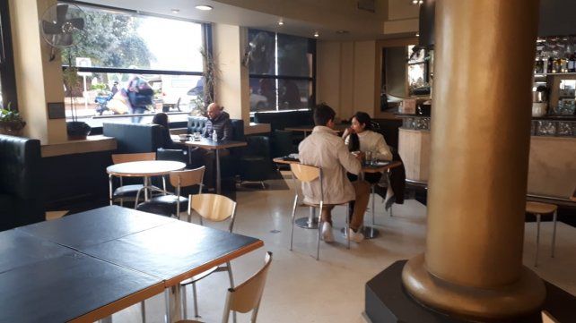 El distanciamiento de las mesas en los bares, una de las restricciones centrales del protocolo frente a la pandemia de Coronavirus. 