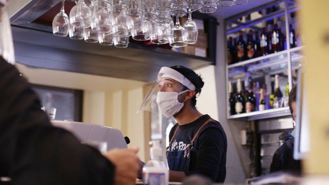 En los bares, se toman las medidas dispuestas que permitieron la reapertura. 