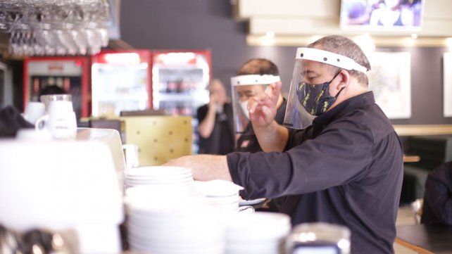 Los trabajadores, con todas las medidas que la nueva normativa exige en los bares por el coronavirus. 
