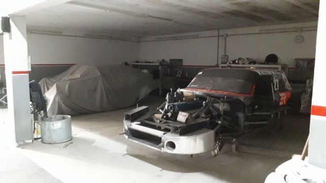 A la espera. Los autos están parados en el taller de los Bonelli. Mientras tanto, los hermanos y los mecánicos realizarán otras actividades.