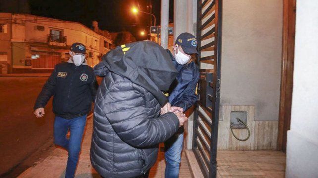 Paraná: Excavaron en el patio de la casa del taxista en busca de Pinter 