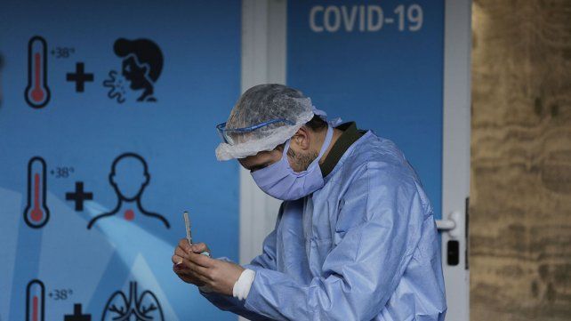 Un médico trabajando e la pandemia.