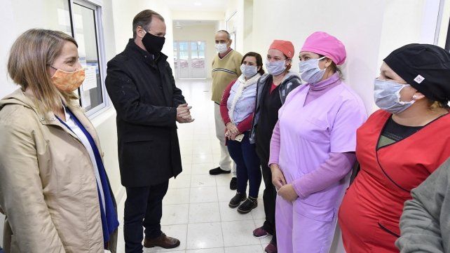 El gobernador confía en que el sistema está preparado para abordar la situación, pero busca evitar una mayor disparada de casos.