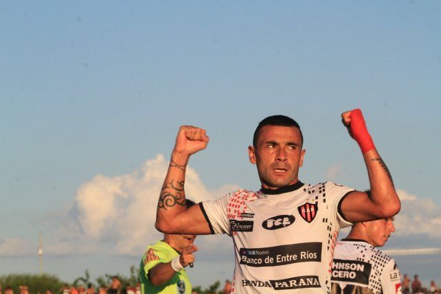 Telechea, celebrando su primer gol en Patronato