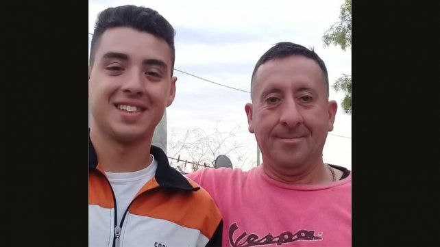 Carlos junto a su hijo, también comerciante del rubro