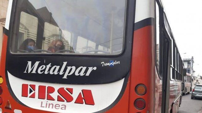 Reducen colectivos en las calles y los usuarios no saben cuándo pasan 