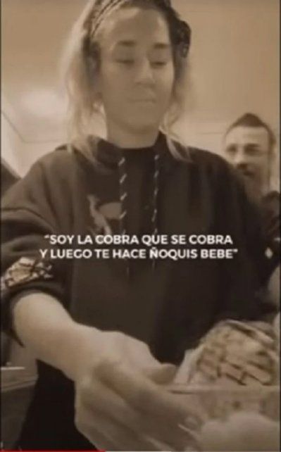 Osvaldo entonó parte de "La Cobra", hit de Jimena Barón, pero con un particular cambio en la letra: "Soy la cobra que se cobra y luego te hace ñoquis, bebé", indicó.