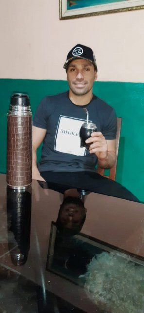 Vergara, de Atlético Paraná, lejos del fútbol y buscando la moneda del día a día con la pintura