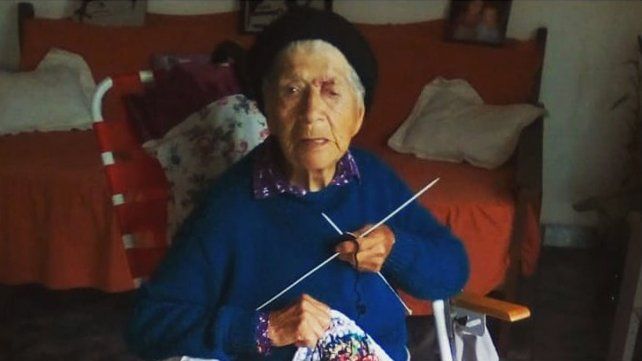 Maruca tiene 102 años y cumple el aislamiento tejiendo cosas para regalar