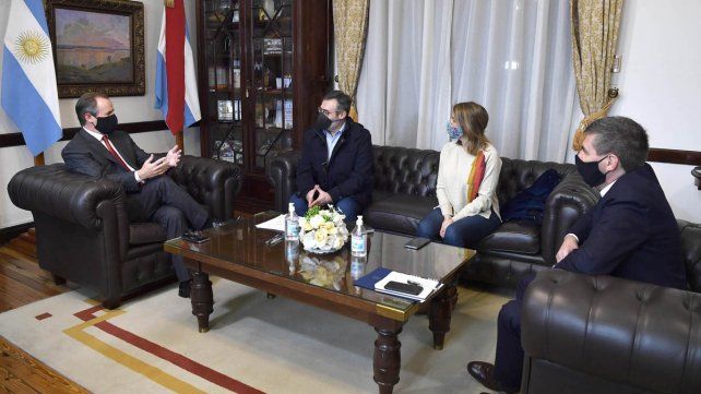 El gobernador Gustavo Bordet firmó el decreto que establece la distribución de 300 millones de pesos entre todos los municipios en concepto de aportes no reintegrable.