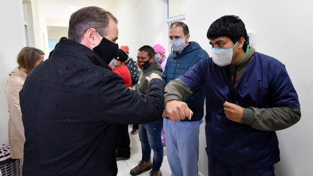 Bordet saludando con el codo también. La OMS ahora dice que no es recomedable por acorta la distancia social por el coronavirus. 