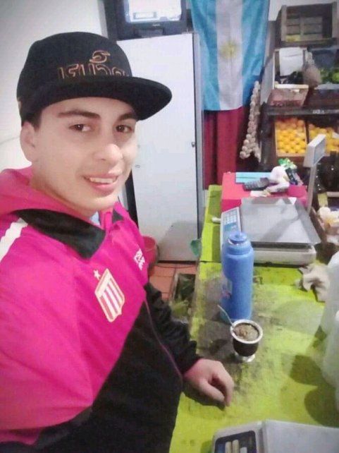 Martín trabajando en la verdulería.