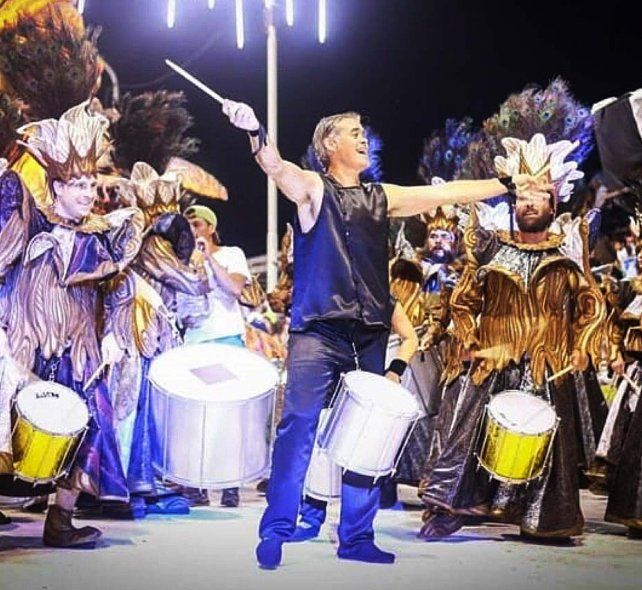 El intendente Martín Piaggio, director de batucada en El Carnaval del País de Gualeguaychú, que hoy está en riesgo. 