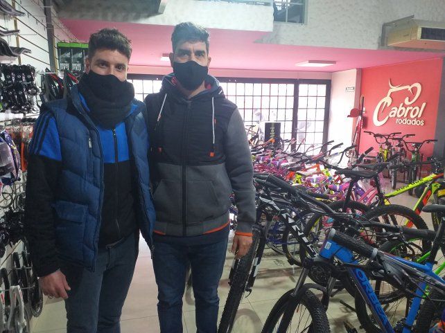 Leandro y Rodrigo Cabrol en el local de avenida Almafuerte.