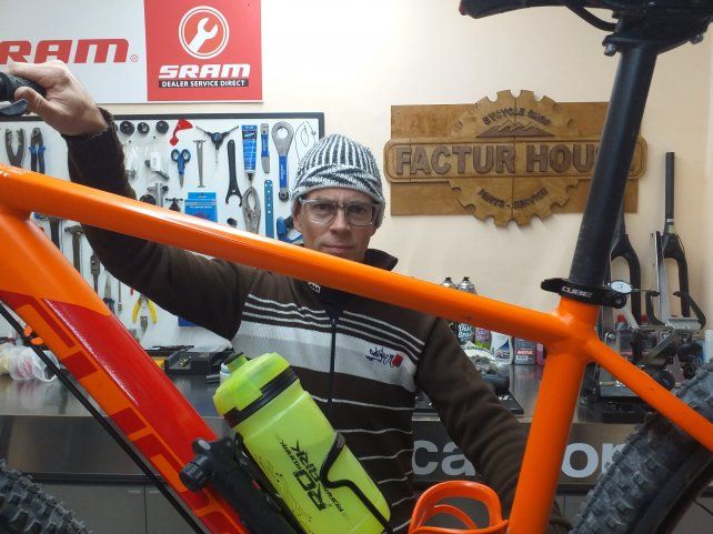 Factur Pasgal en el taller de bicicletas.